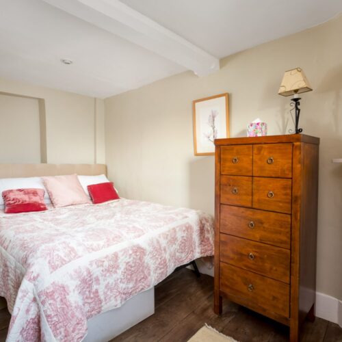 Bedroom showing chest of drawers - Teachers House - Large Cotswold Holiday Home