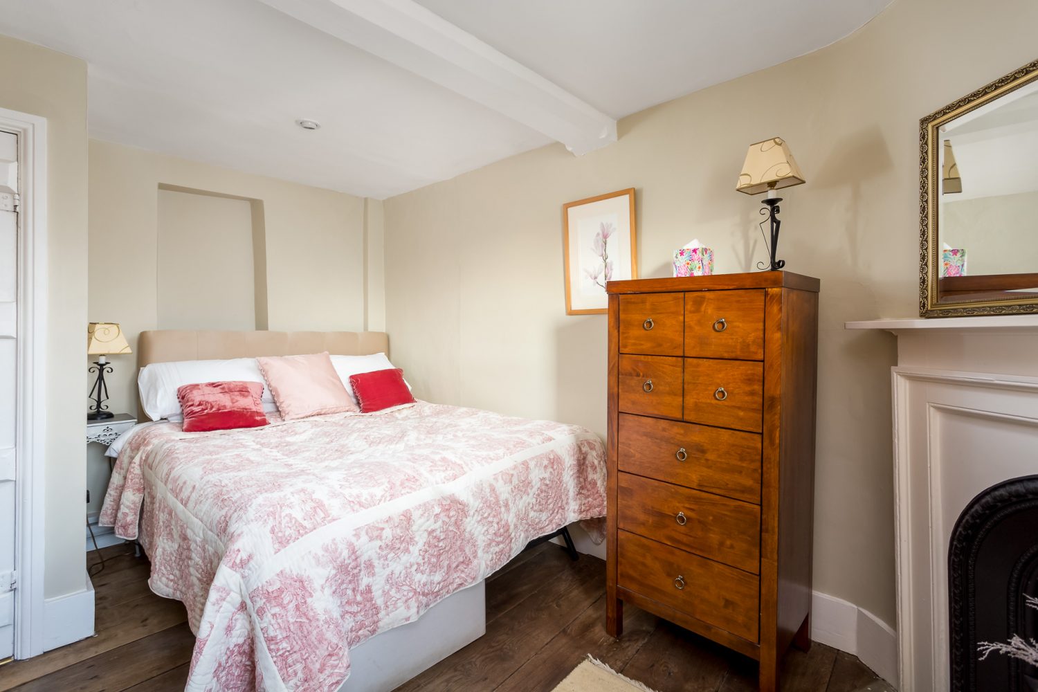 Bedroom showing chest of drawers - Teachers House - Large Cotswold Holiday Home