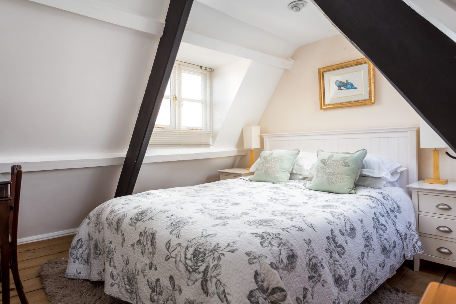 Bedroom photo - Teachers House - Large Cotswold Holiday Home