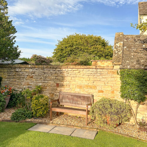 Cotswold garden in the sunshine family home to rent