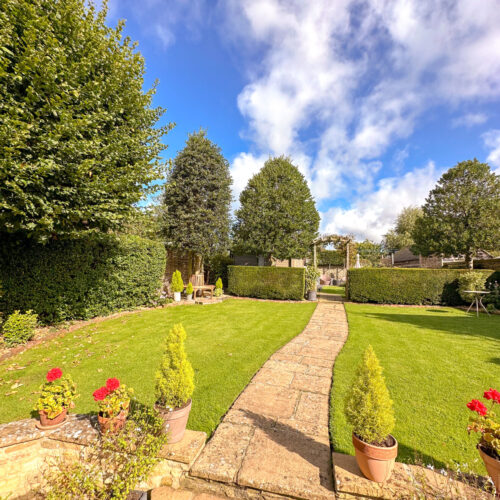 Cotswold home to rent garden view